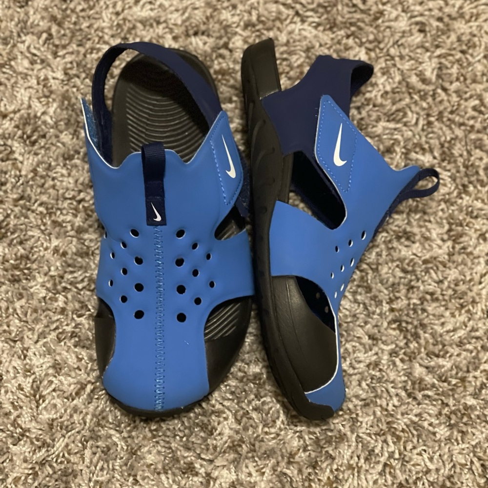 Size 2 Royal Blue Nike kids sandals barely worn - Picture 1 of 4
